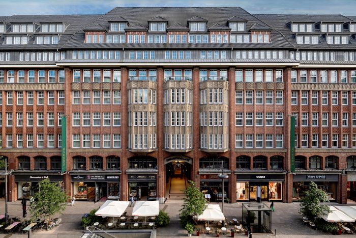 ein großes Gebäude mit vielen Fenstern