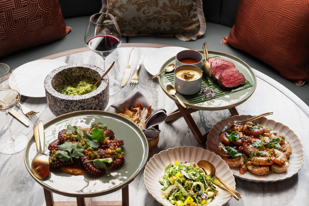 ein Tisch mit Tellern Essen